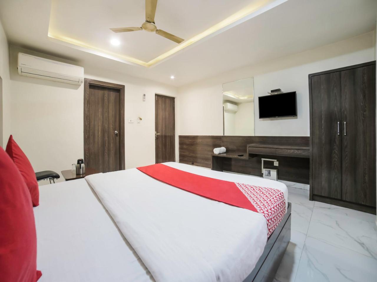 Oyo 10277 Hotel Delux Golden Ajmer Buitenkant foto