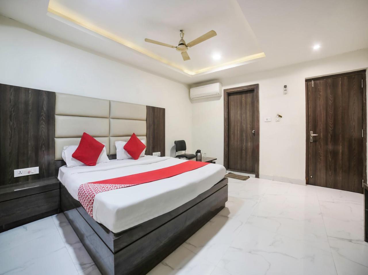 Oyo 10277 Hotel Delux Golden Ajmer Buitenkant foto